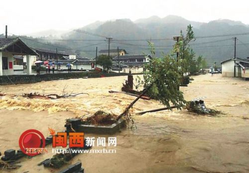 龙岩新罗万安遭受强降雨袭击 农作物受淹千余亩
